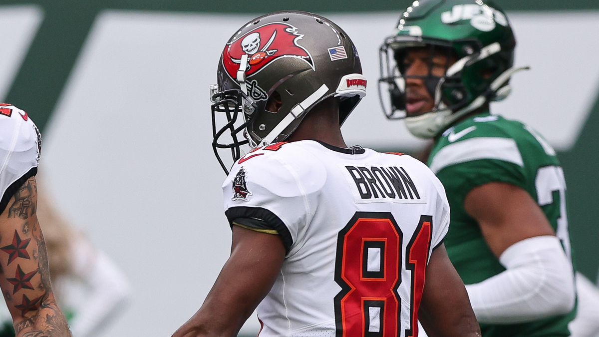 Antonio Brown accuses Bucs of treating him like 'a little dog