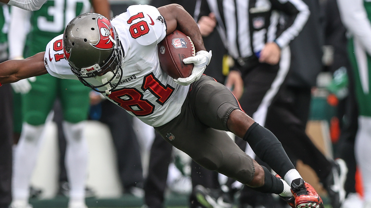 Antonio Brown 'no longer a Buc' after bizarre, shirtless exit during game  vs. Jets