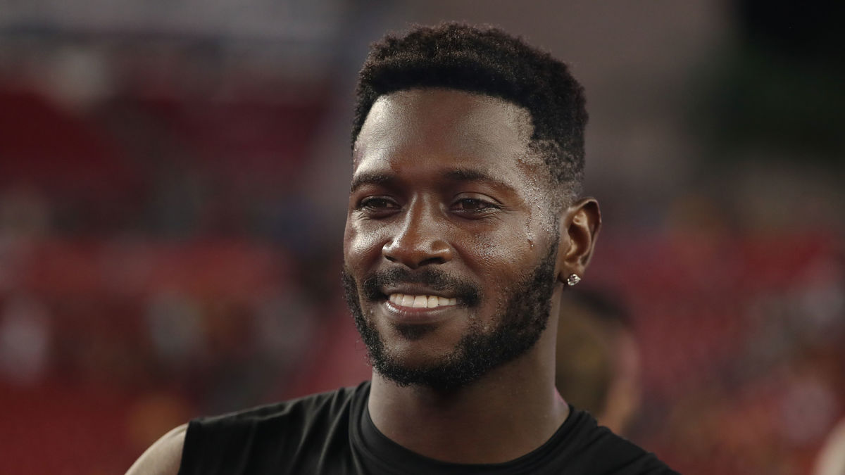 Antonio Brown Snuck OnlyFans Model Into Team Hotel Before Running Off  Field?