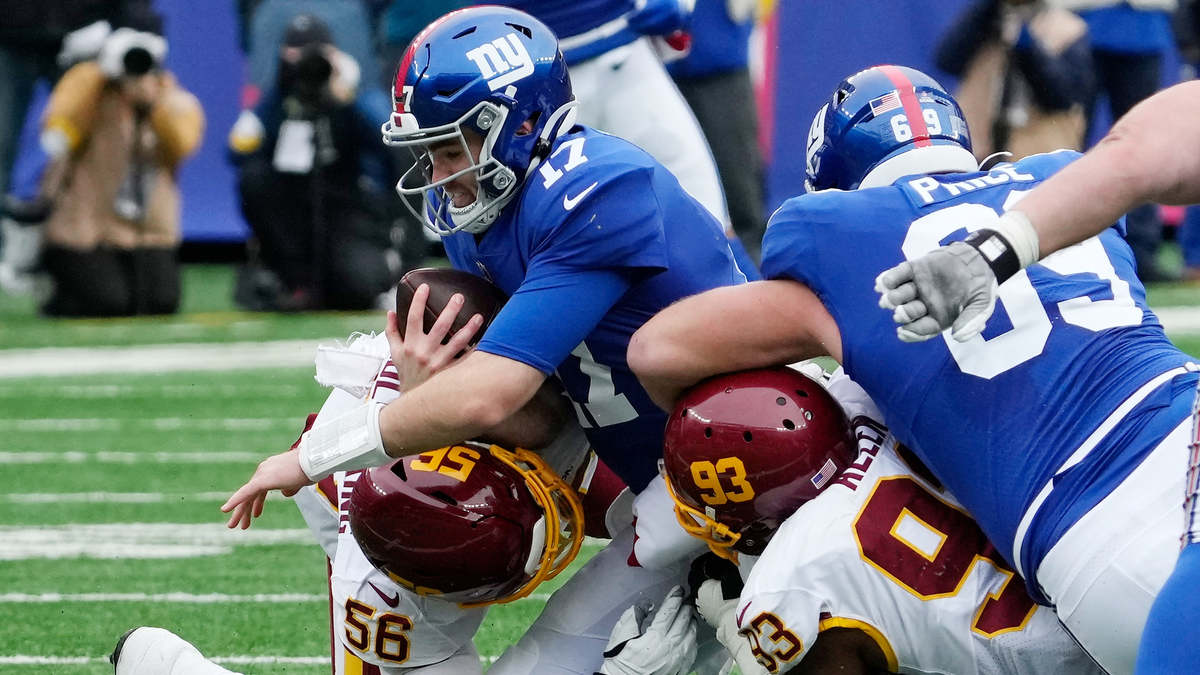 Giants ran QB sneaks to avoid Chicago-type disaster: Judge