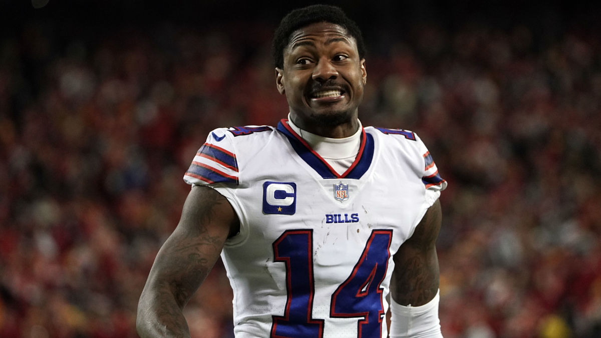 Bills' Stefon Diggs reacts to Tyreek Hill trade to Dolphins: 'The hell  going on' 