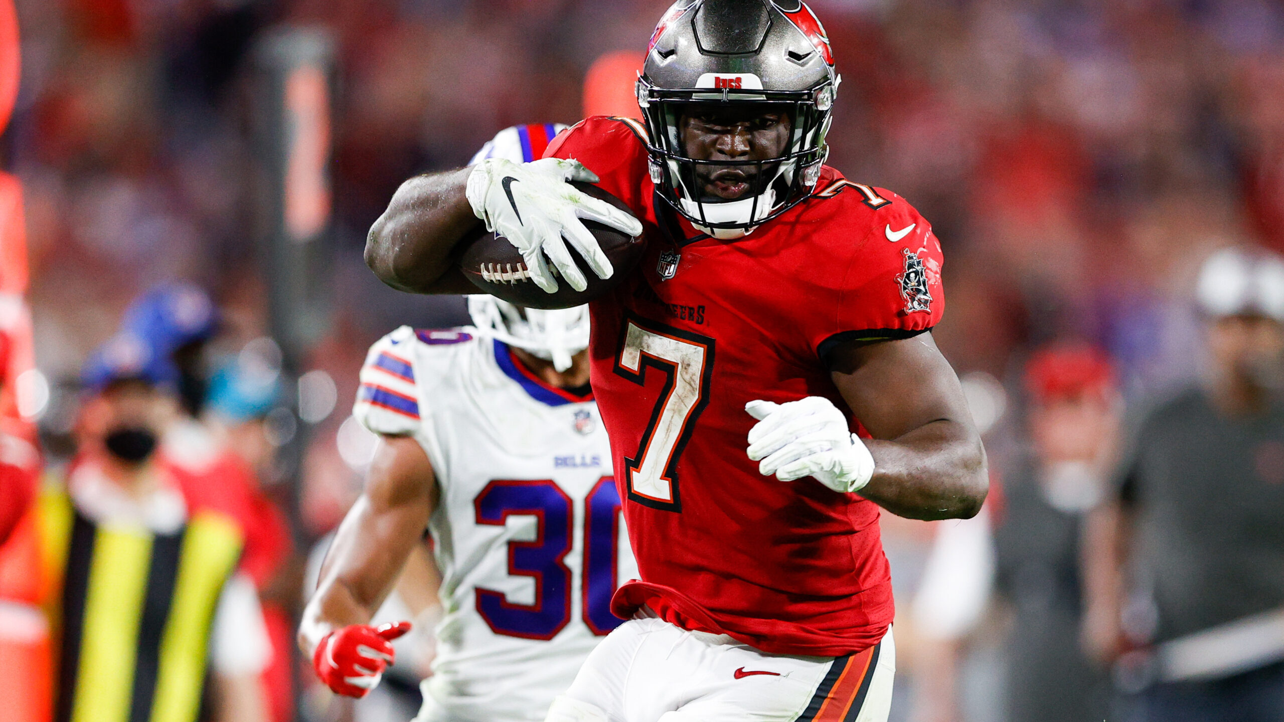 Leonard Fournette player props odds, tips and betting trends for Week 9, Buccaneers vs. Rams