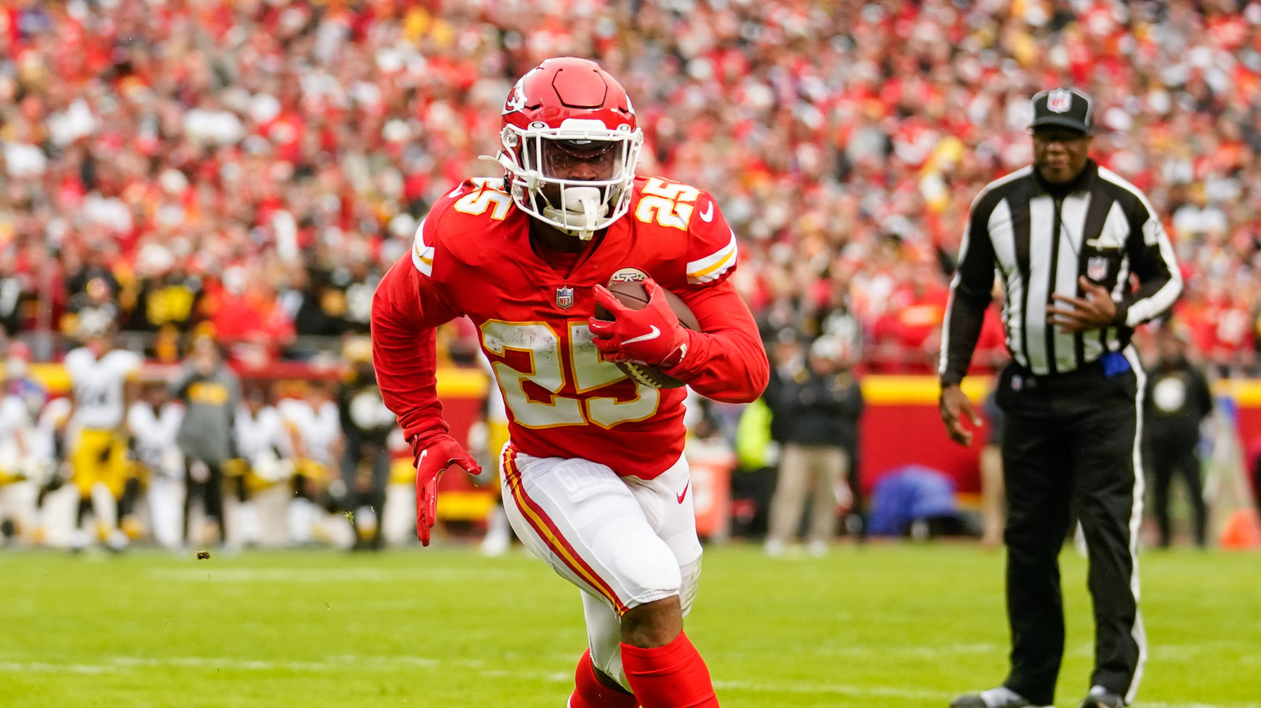 Chiefs' Clyde Edwards-Helaire suffers collarbone injury vs. Steelers