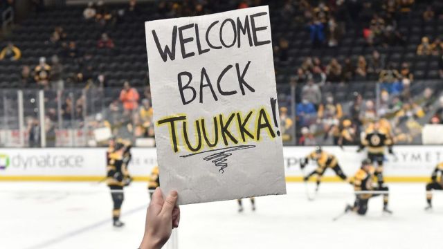 Boston Bruins honor late Connecticut hockey player Teddy Balkind with  pregame ceremony