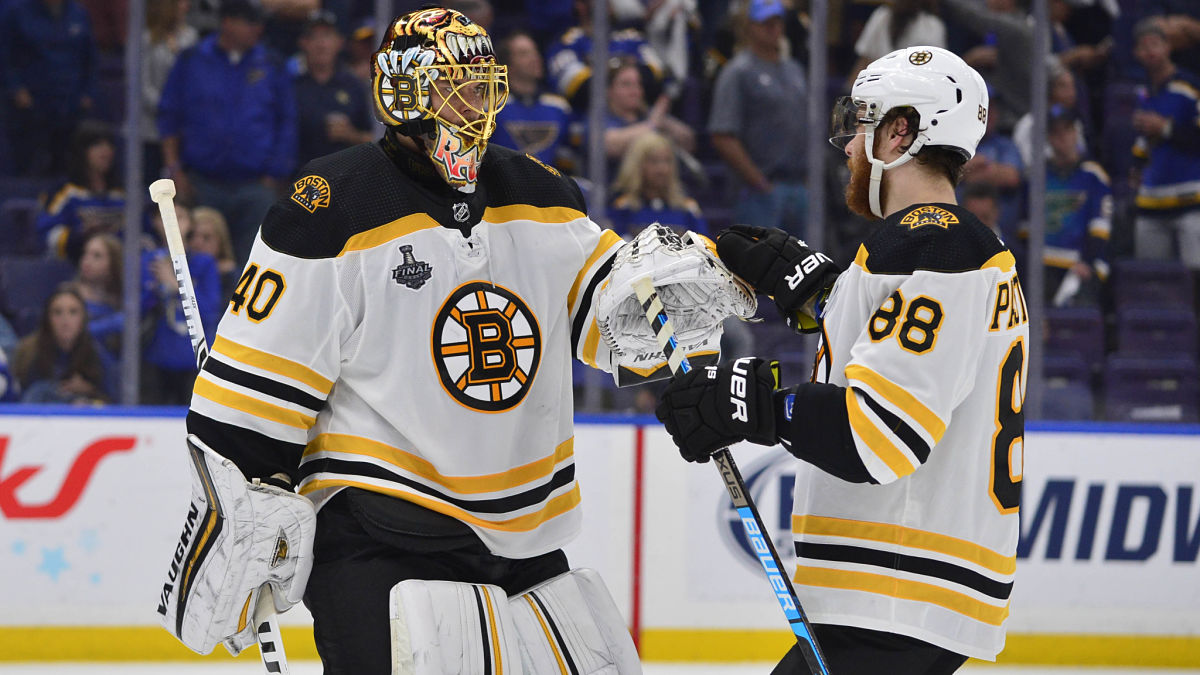 Rask return, Pastrnak hat trick help Bruins beat Flyers 3-2