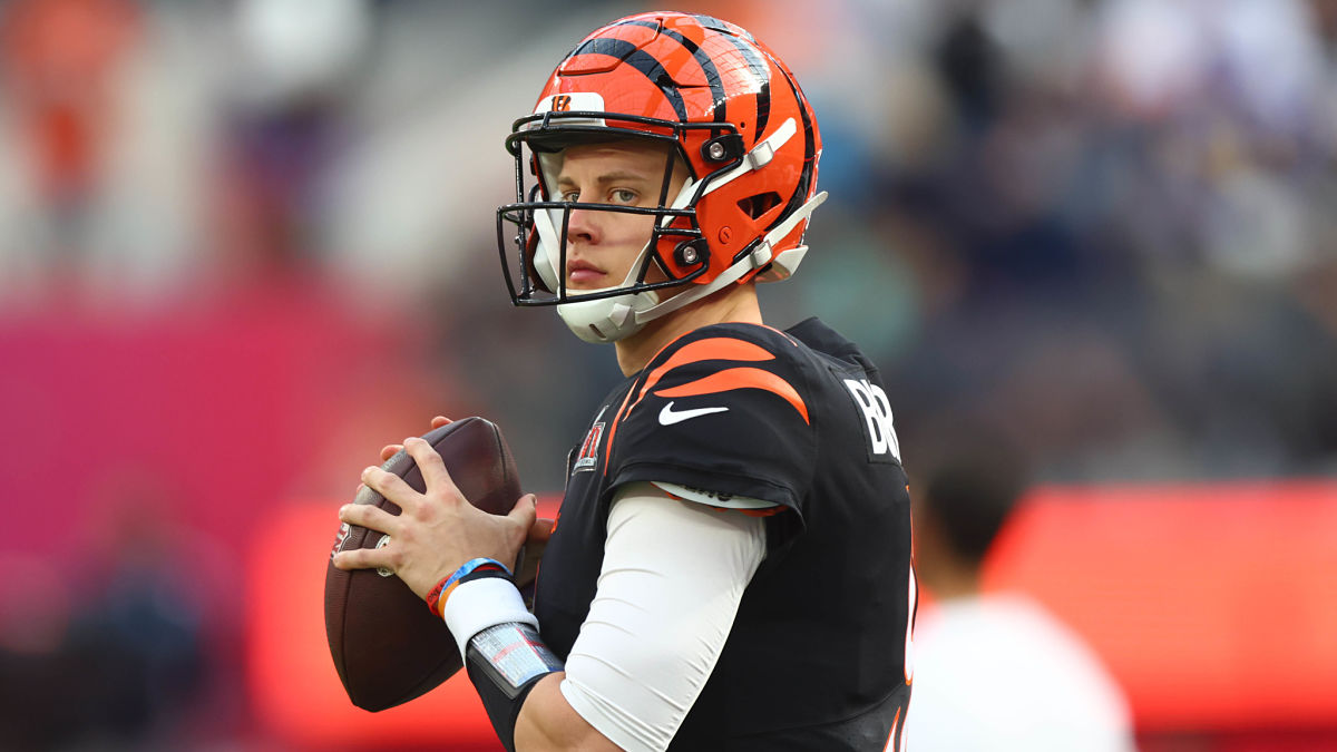 Carson Palmer says Joe Burrow should question future with Bengals