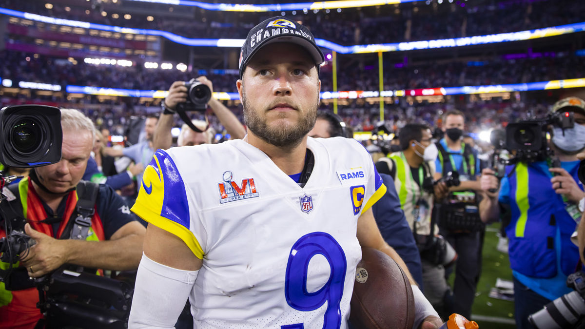 Matthew Stafford turns away as Rams parade photographer falls