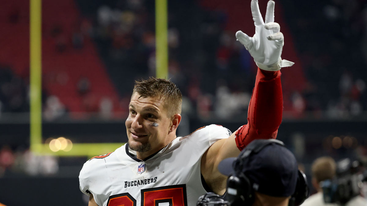 NFL news: Rob Gronkowski (well, his uniform) goes to the Hall of Fame