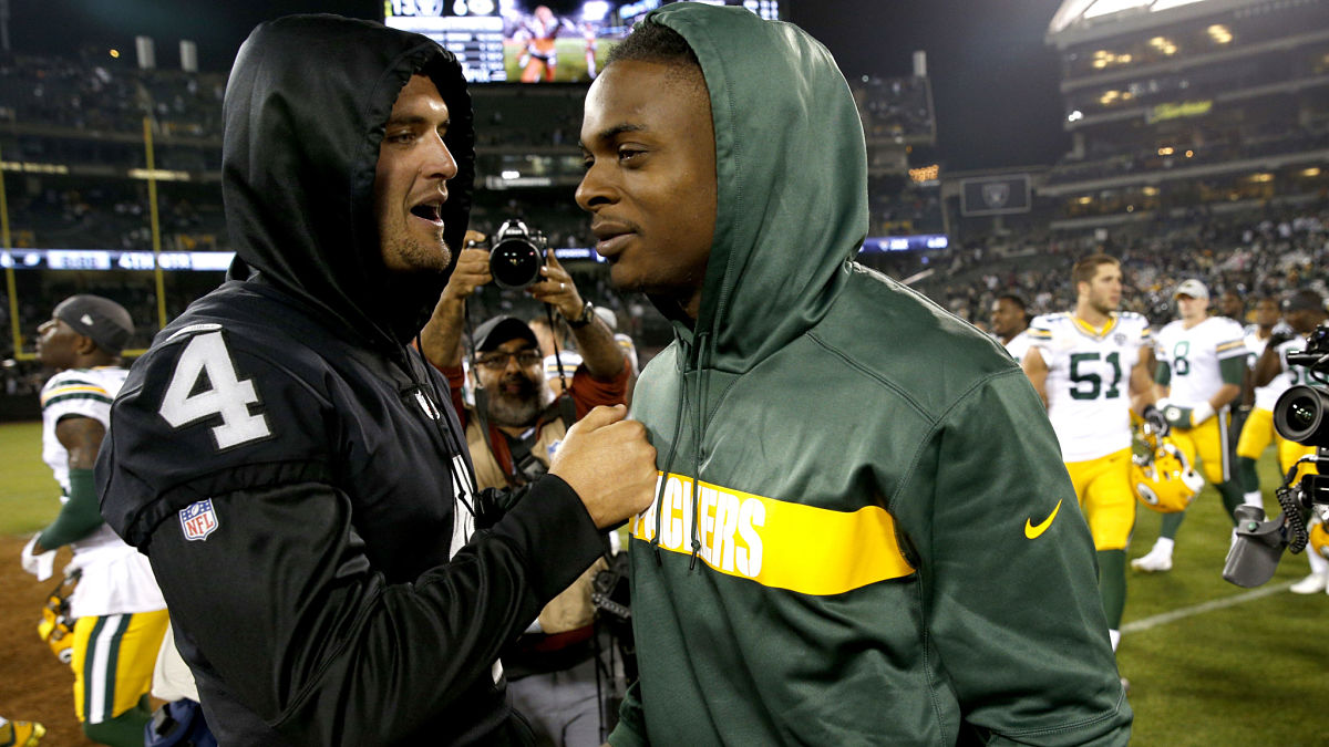 The first time Derek Carr saw Davante Adams in his Raiders jersey ❤️ 