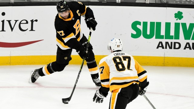 Boston Bruins center Patrice Bergeron and Pittsburgh Penguins center Sidney Crosby (87)