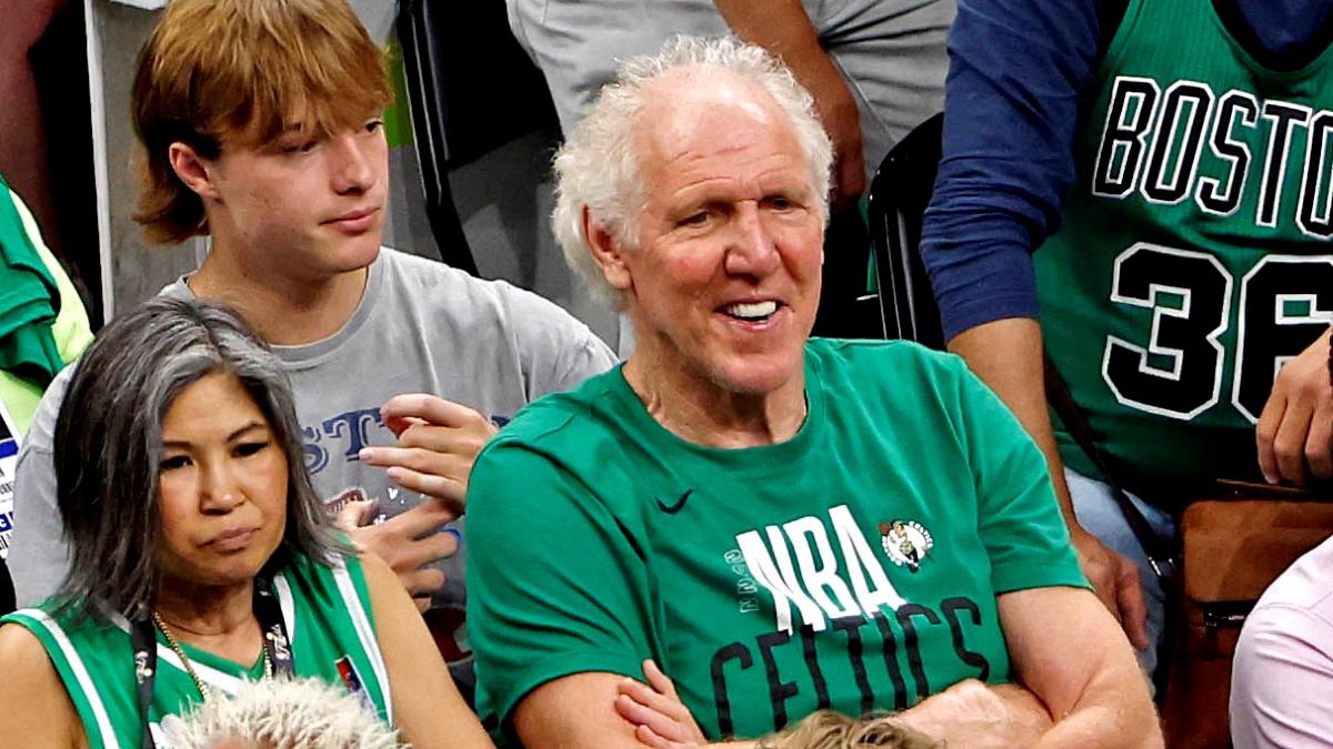 Portrait of San Diego Clippers Bill Walton casual with his family, News  Photo - Getty Images