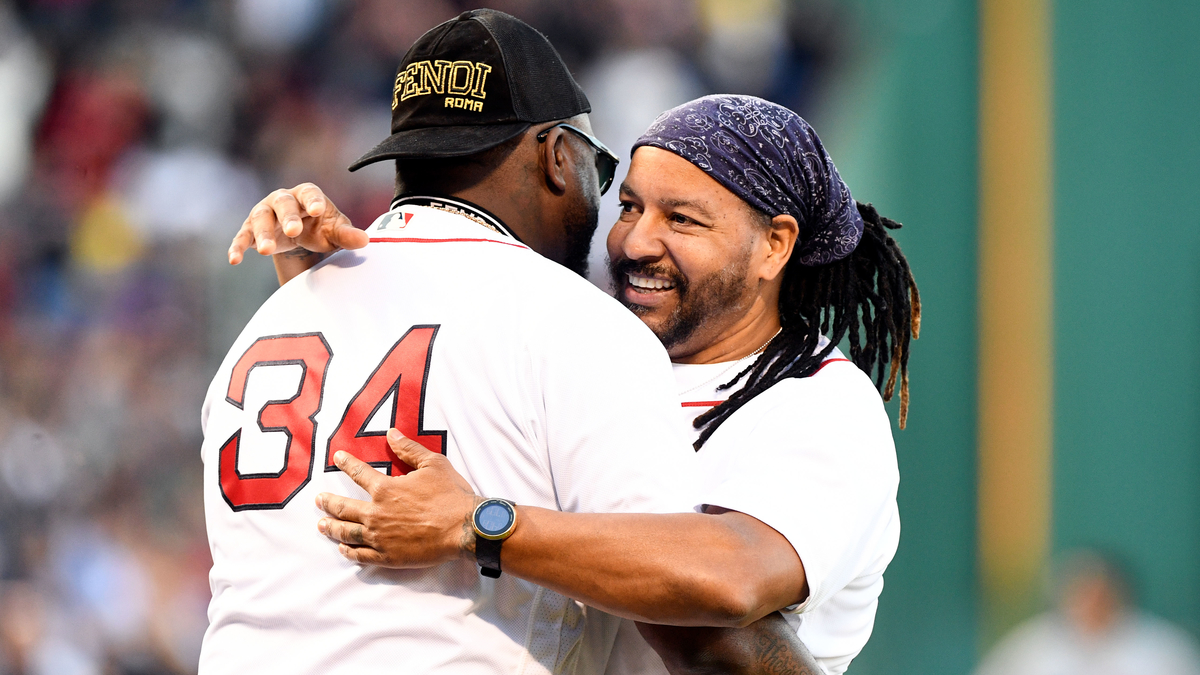 Red Sox players David Ortiz and Shane Victorino shave beards for