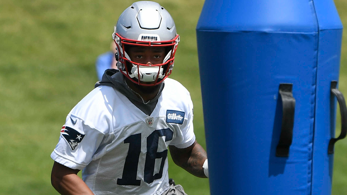 Jakobi Meyers injury: Patriots WR goes to locker room after first play 