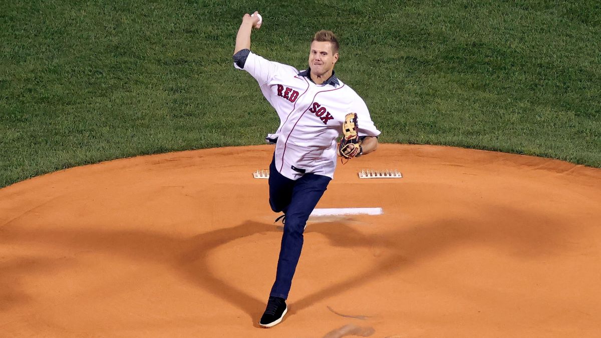 Former Red Sox pitcher Jonathan Papelbon endangers World Series trophy,  wears kilt in bananas return to mound