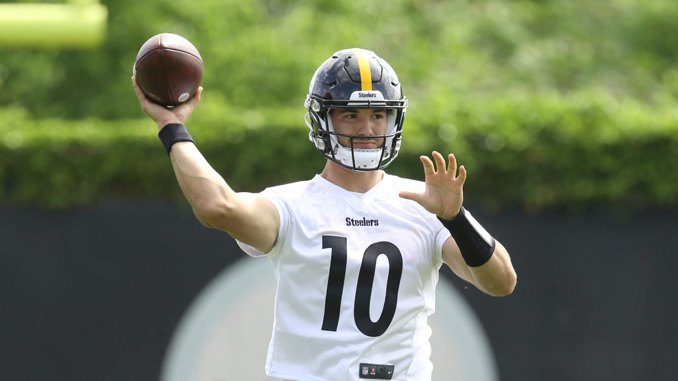 Mitch Trubisky appears to win Steelers' starting QB job