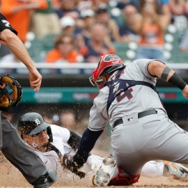 Sandy Leon tags Javier Baez