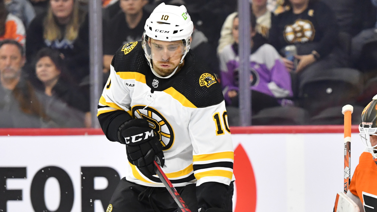 Bruins' Greer fires up Boston crowd after exchanging blows with