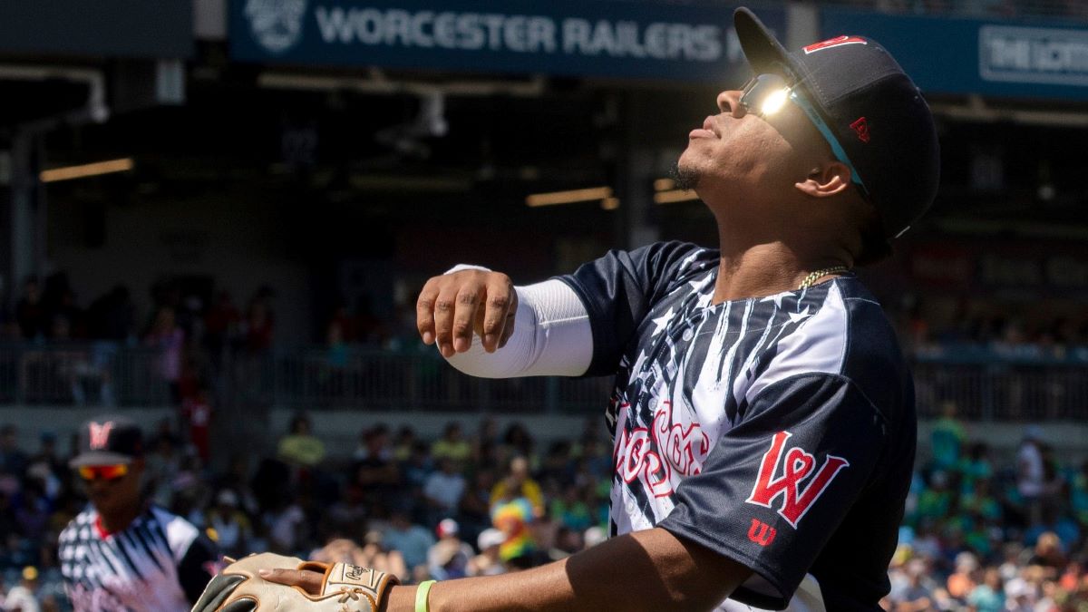 Rookie Enmanuel Valdez hits home run with family at Fenway