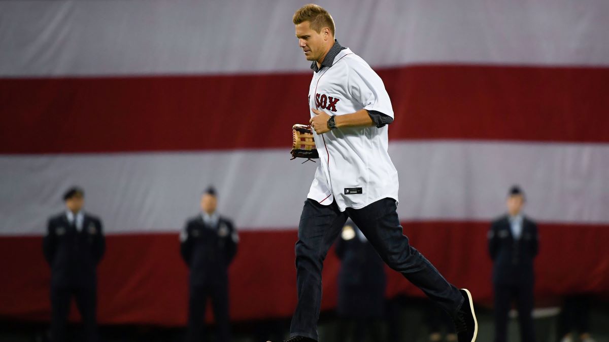 Former Red Sox pitcher Jonathan Papelbon endangers World Series trophy,  wears kilt in bananas return to mound