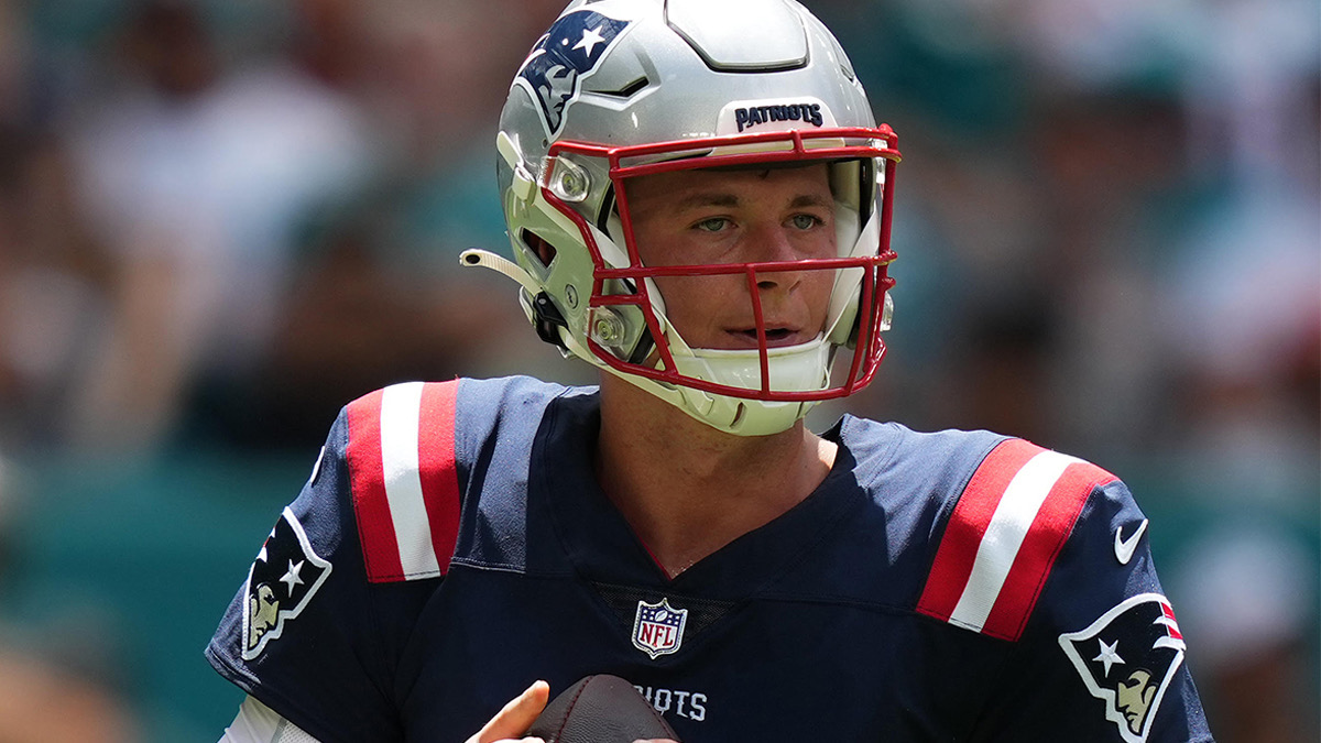 Mac Jones hobbles off the field during Patriots-Ravens game