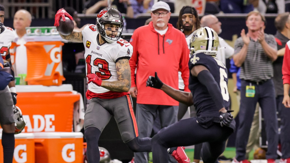 buccaneers WR @mikeevans feeding Marshon Lattimore and the @saints an “L”!  😂 #GoBucs