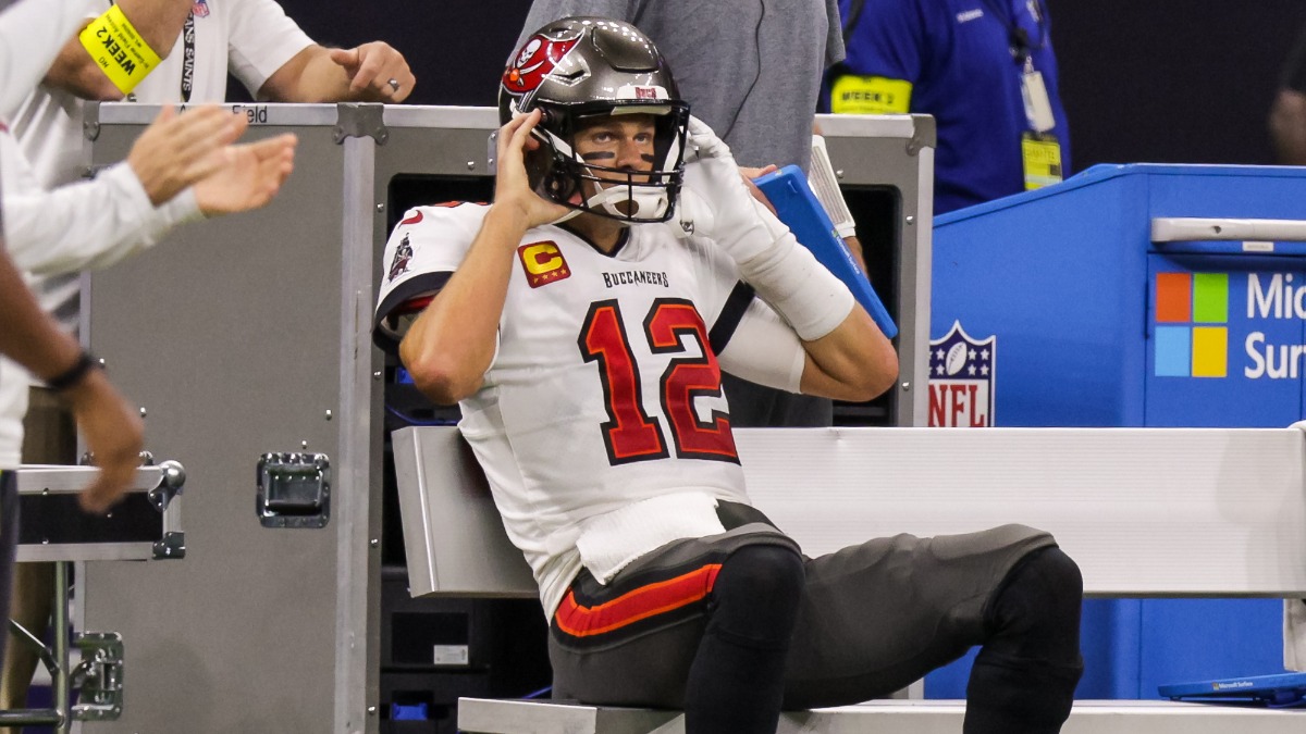 Tom Brady slams tablet as Bucs struggle vs. Saints in Week 2