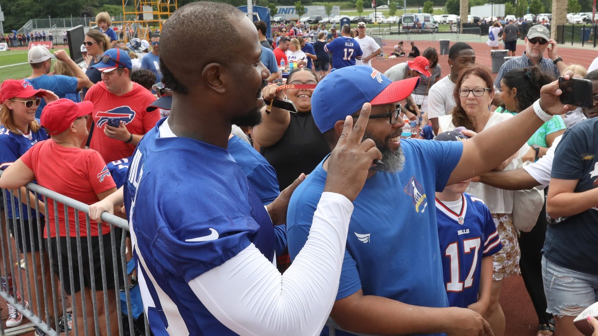 Von Miller shows off wild haircut during Bills debut