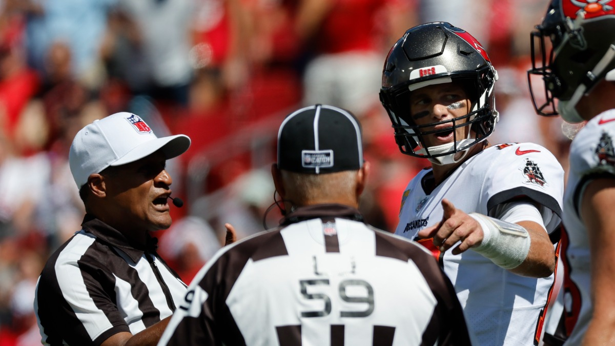 Tom Brady throws for 351 yards, Bucs beat Falcons 21-15