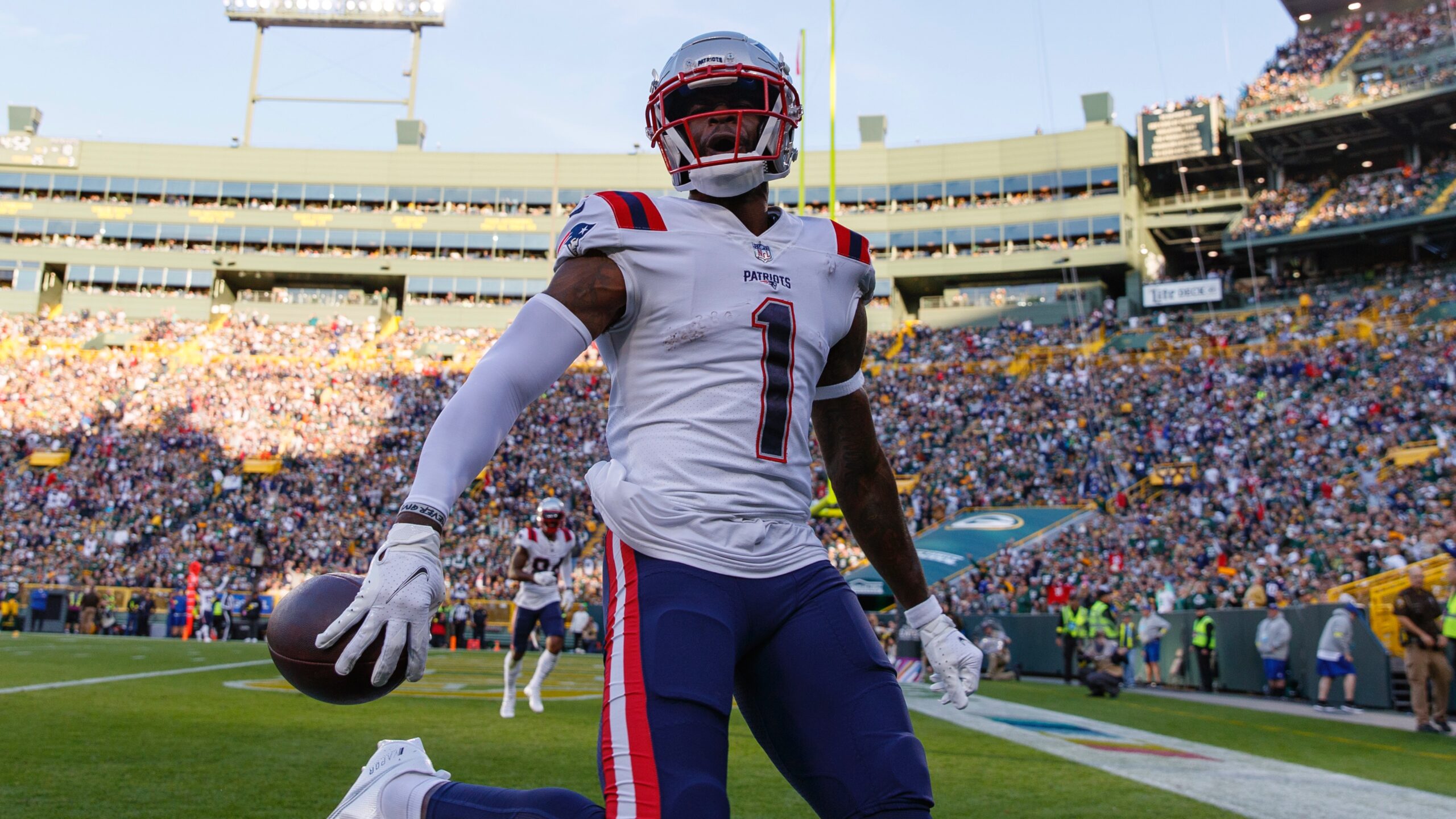 Patriots WR DeVante Parker Diagnosed With Knee Sprain