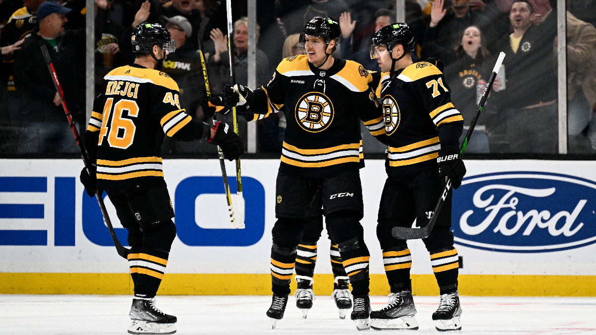 The Bruins celebrated Irish Heritage Night by wearing green shirts  Nieuwsfoto's - Getty Images
