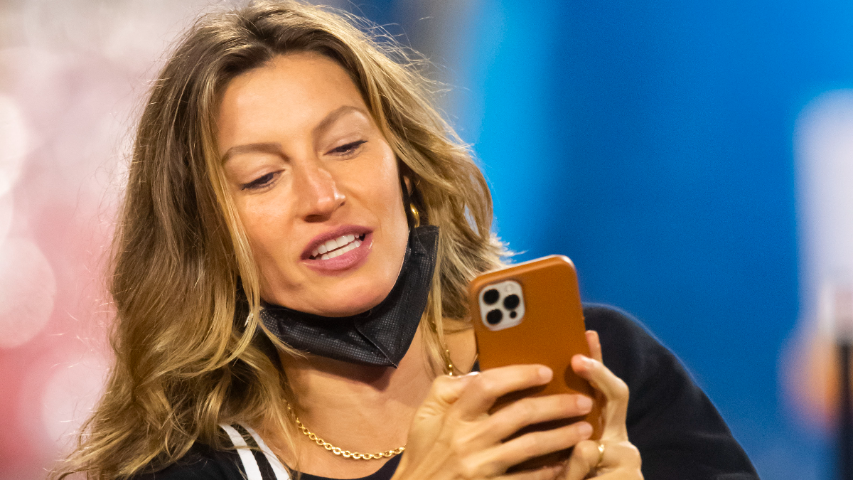 LOOK: Antonio Brown Raises Eyebrows With Gisele Bündchen Photo