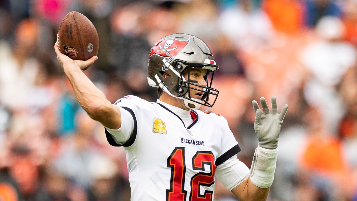 Tom Brady gets Bucs offense going, defense struggles - The Morning Sun