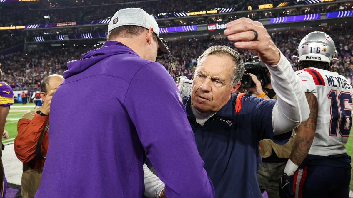 Patriots players give Bill Belichick huge ovation, water bath after  milestone win – NBC Sports Boston