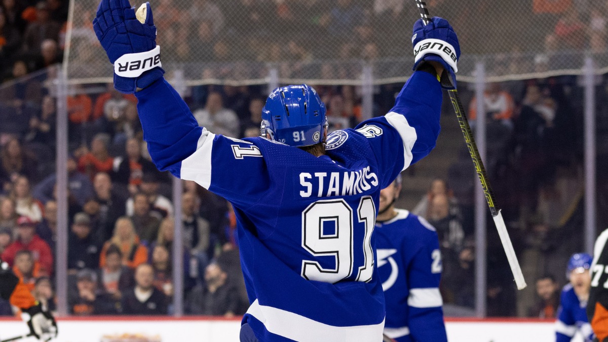 Stamkos has assist for 1,000th point, Lightning beat Flyers