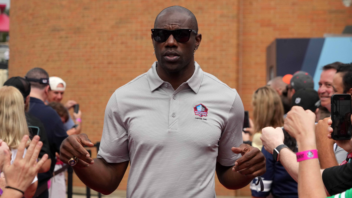 08 AUG 2010: Terrell Owens of the Bengals entertains the fans as he warms  up before the Pro Football Hall of Fame Game with the Cincinnati Bengals vs  the Dallas Cowboys at