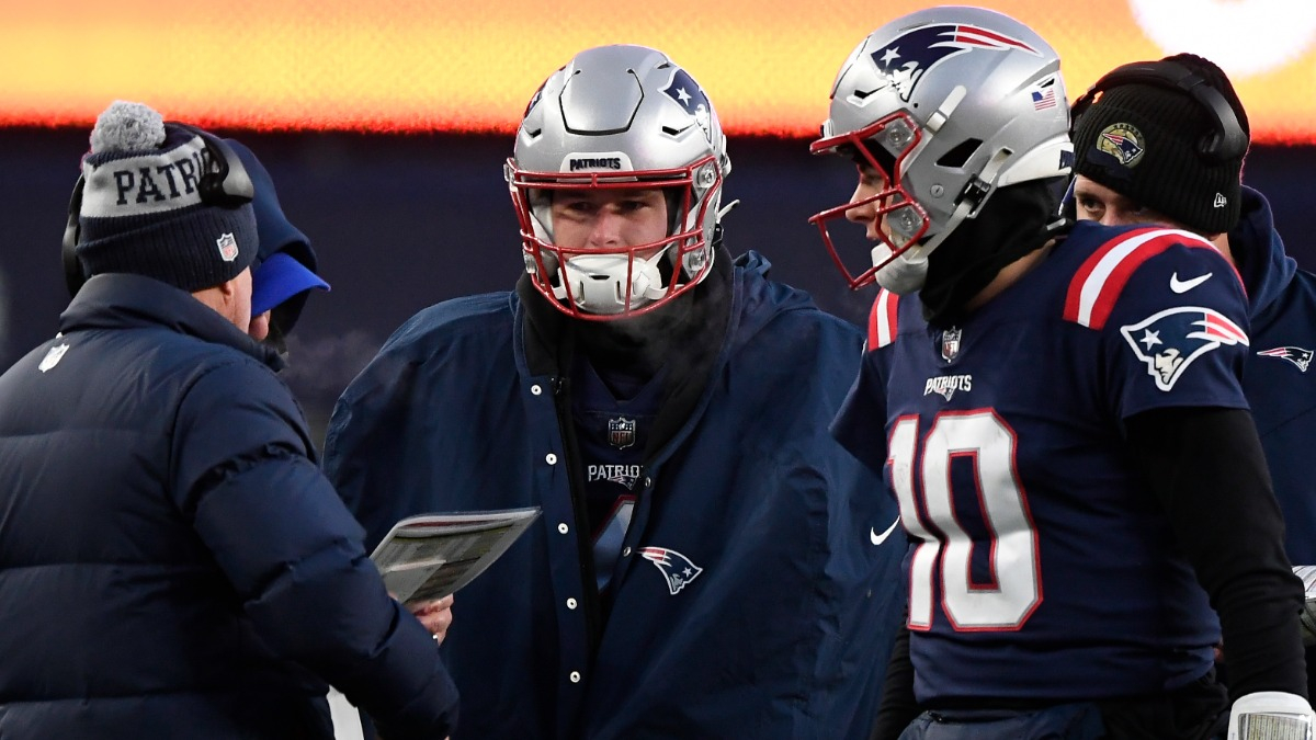 Patriots fans cheer as Bailey Zappe replaces struggling Mac Jones in 2nd  quarter