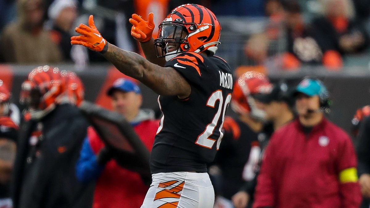 Bengals' Joe Mixon mocks NFL with coin toss after touchdown