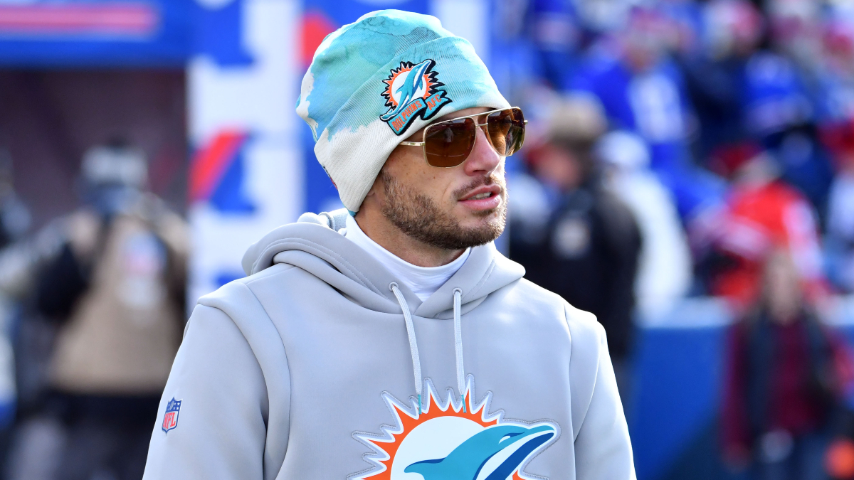 Was Mike McDaniel Actually Vaping On Sideline Of Bills-Dolphins?