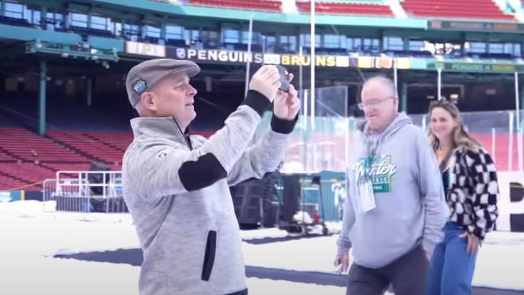 Bruins dress like old-time Red Sox for Winter Classic walk-in