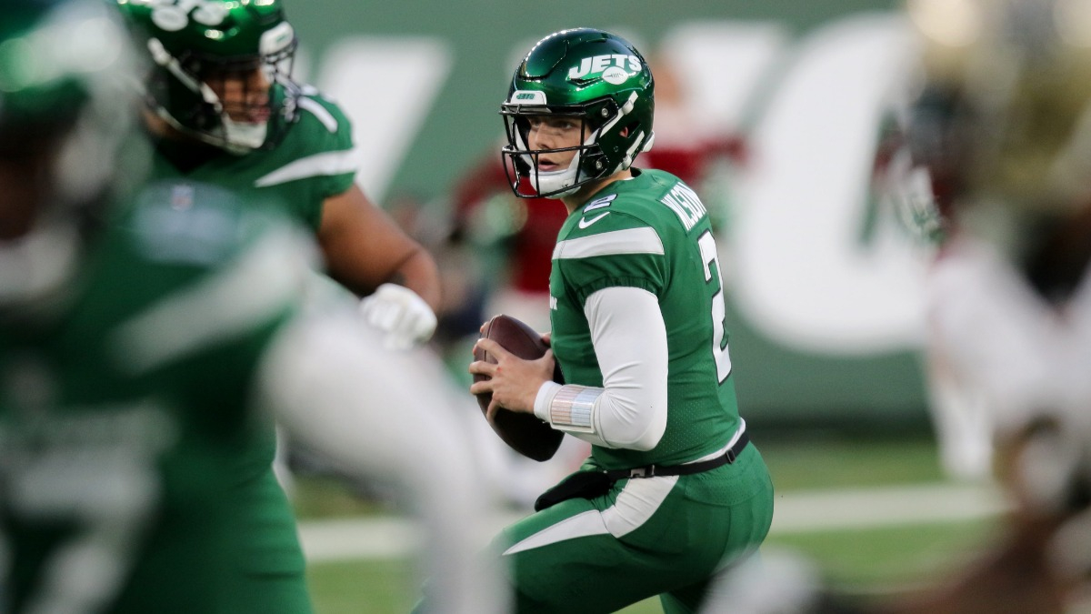 Jets QB Zach Wilson limps off, goes to locker room after going