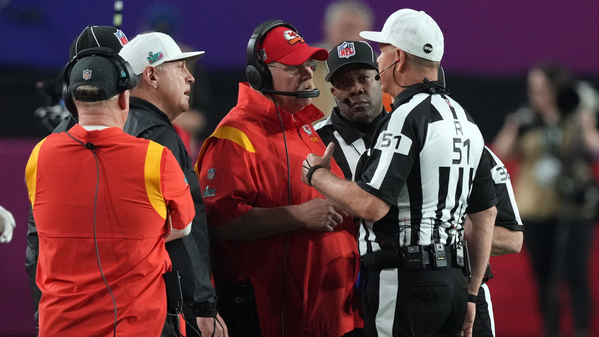 Super Bowl ref saw clear holding penalty on Eagles' James