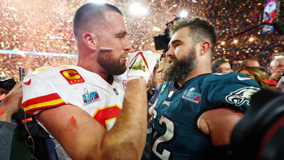 Jason Kelce crashes brother Travis' postgame interview