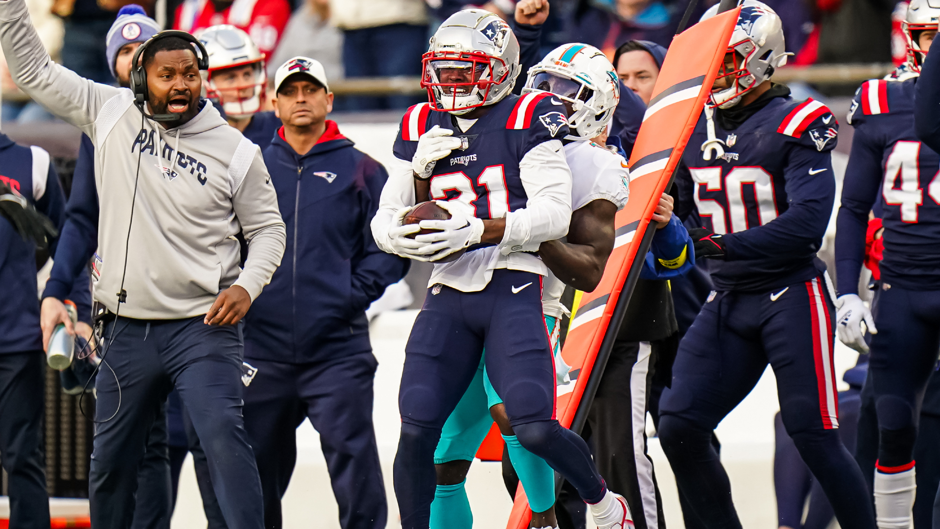 Jonathan Jones remains with the Patriots with new contract