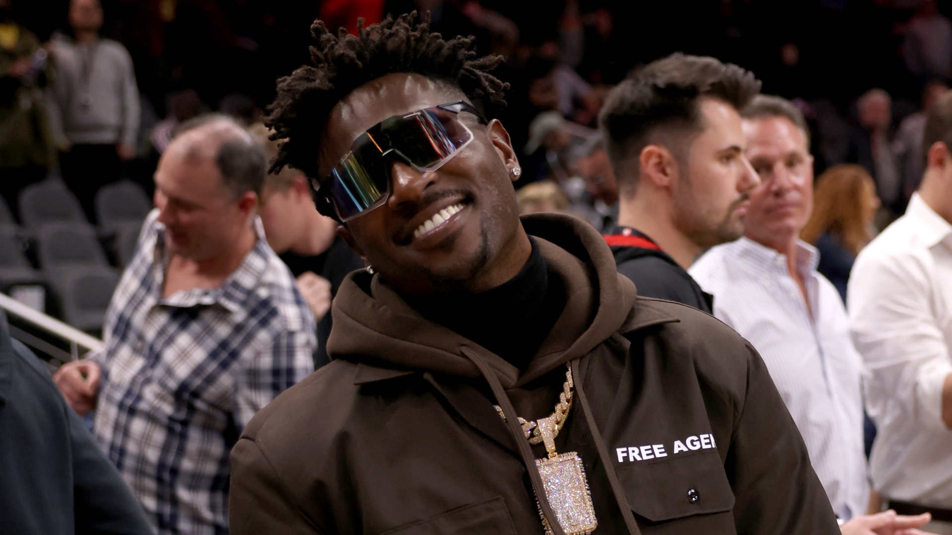 First call: Antonio Brown axes affiliation with Steelers on Twitter, posts  photo in half-49ers jersey