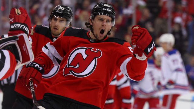 Devils beat Flyers for team-record 11th straight road win - The