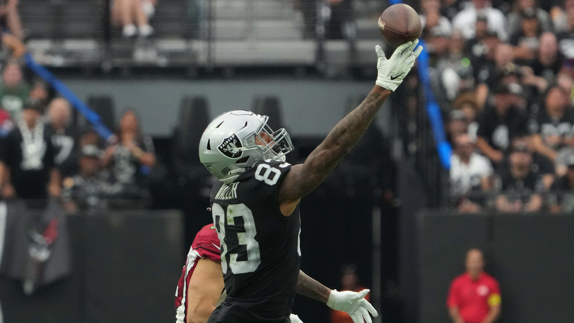 Raiders' Darren Waller signs with new agents in search of new deal