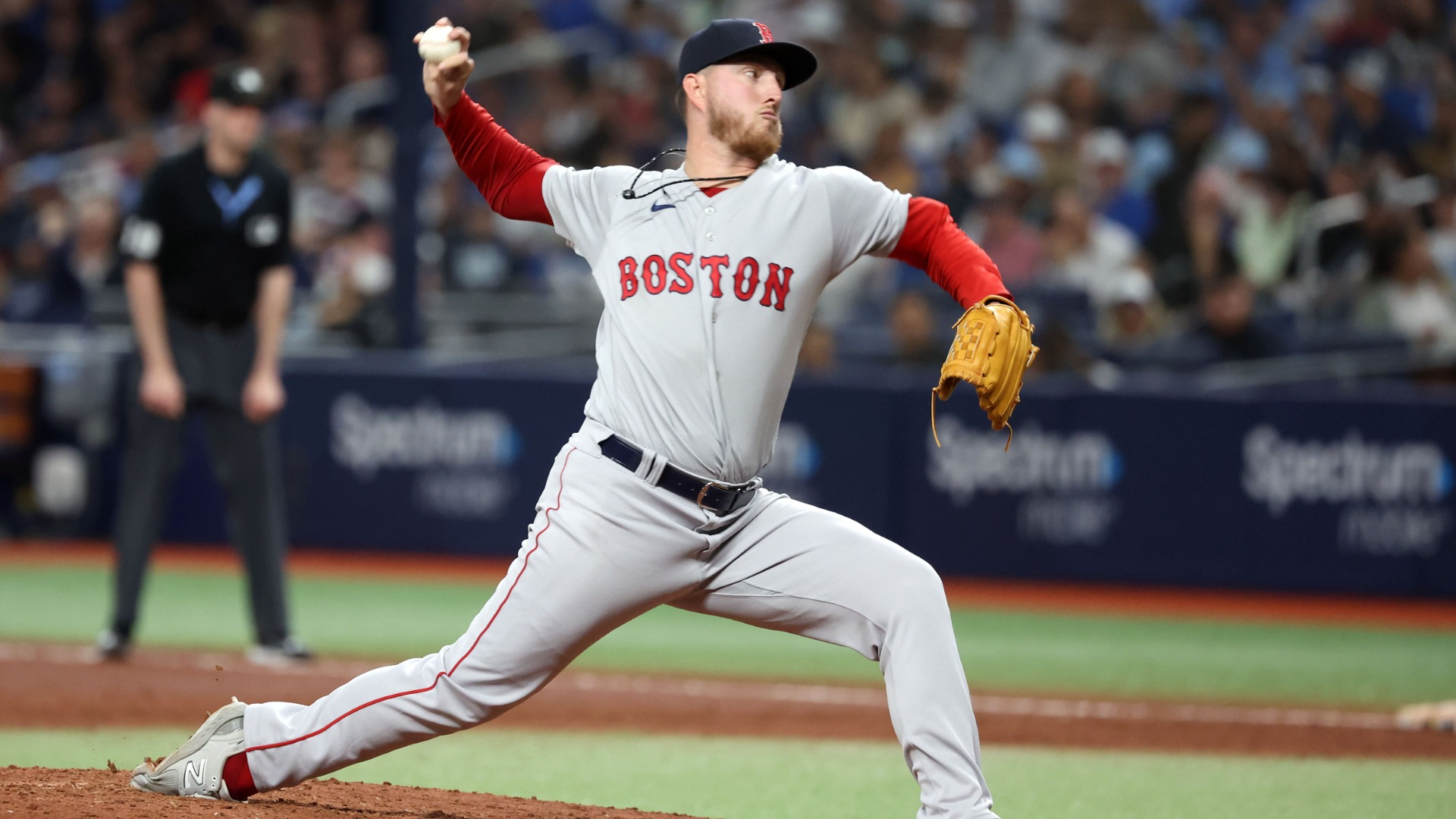 Red Sox's Zack Kelly fights back tears leaving game with elbow pain