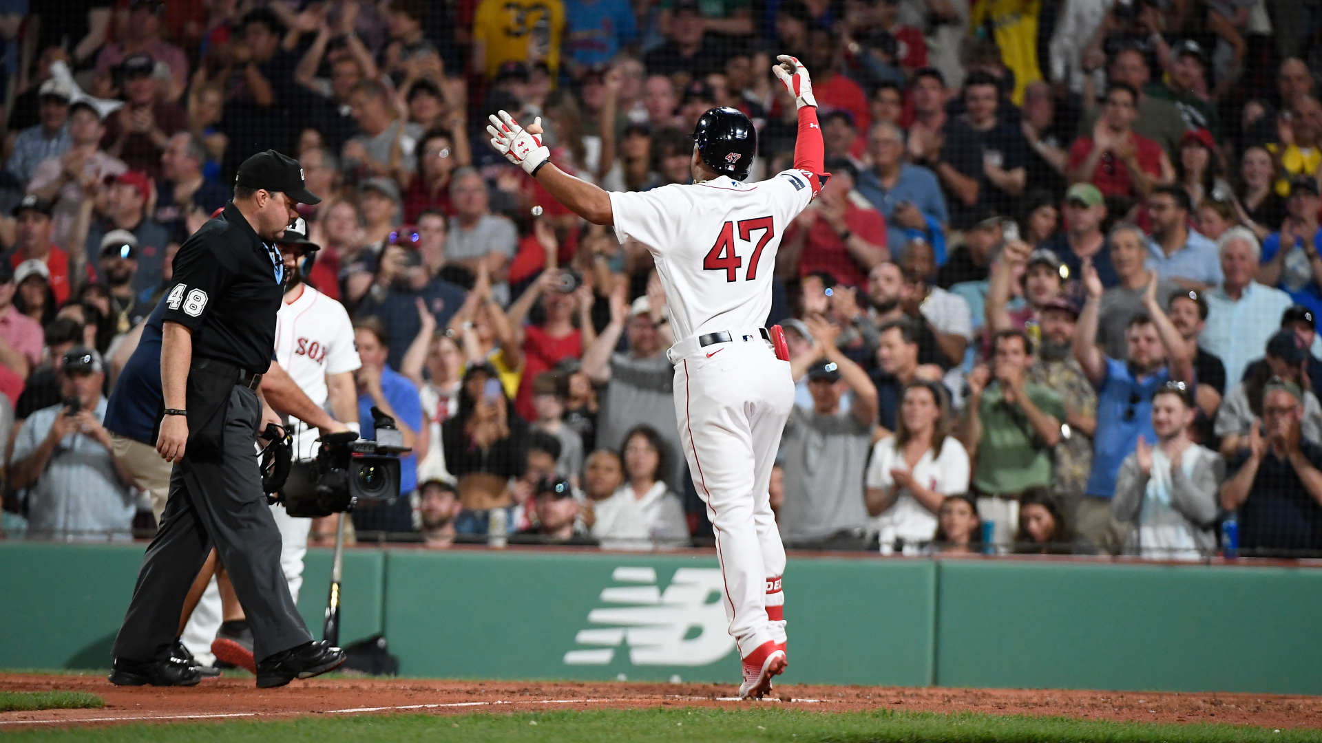 Rookie Enmanuel Valdez hits home run with family at Fenway