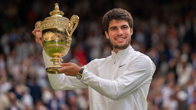 Carlos Alcaraz poses with Wimbledon Trophy