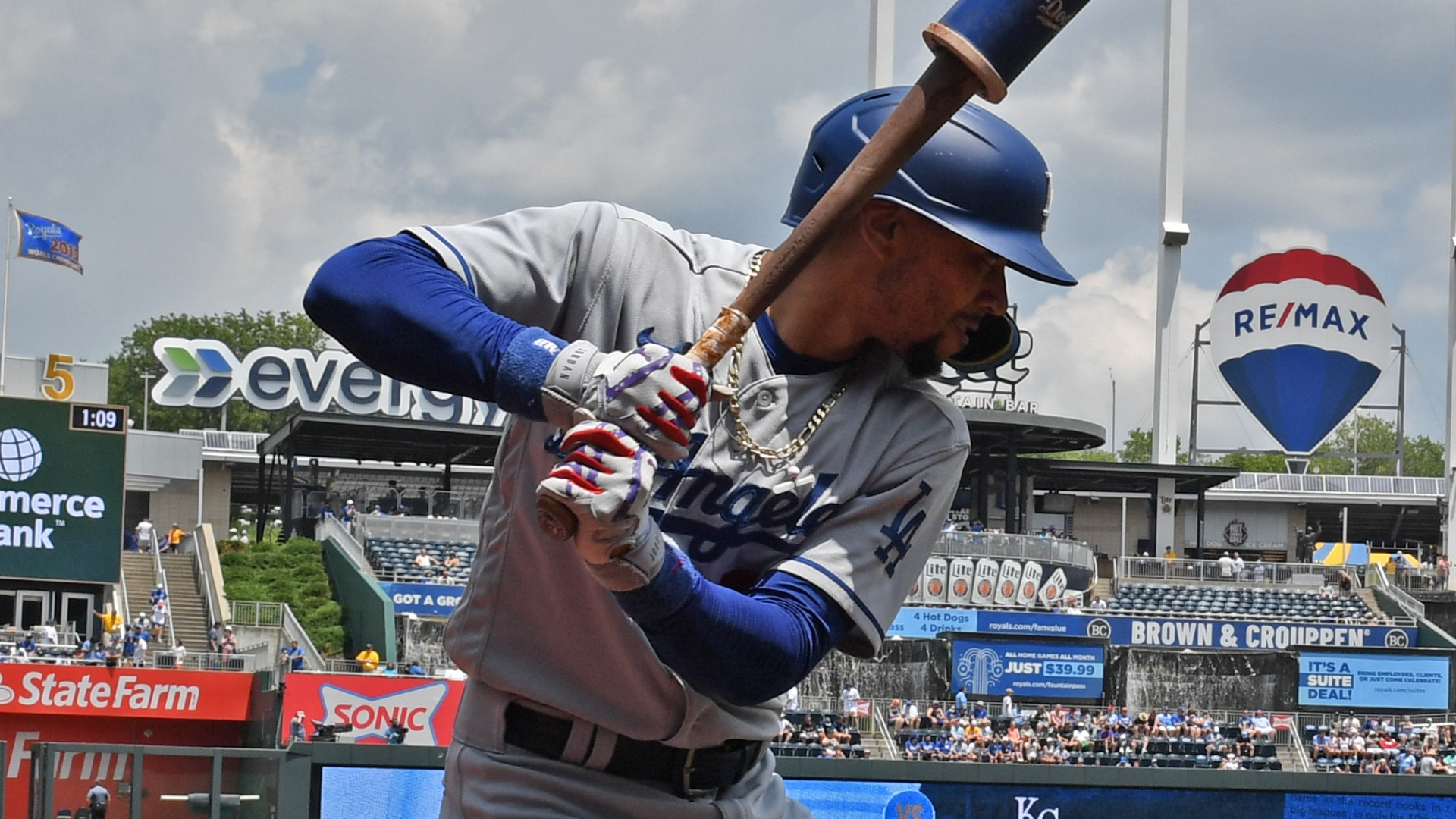 Dodgers' Mookie Betts enters Home Run Derby